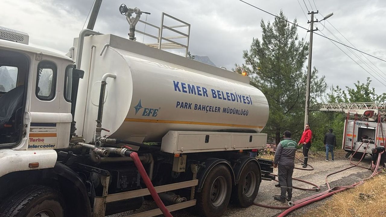 Kemer’de Elektrik Kontağından Çıkan Yangın Ekiplerce Söndürüldü