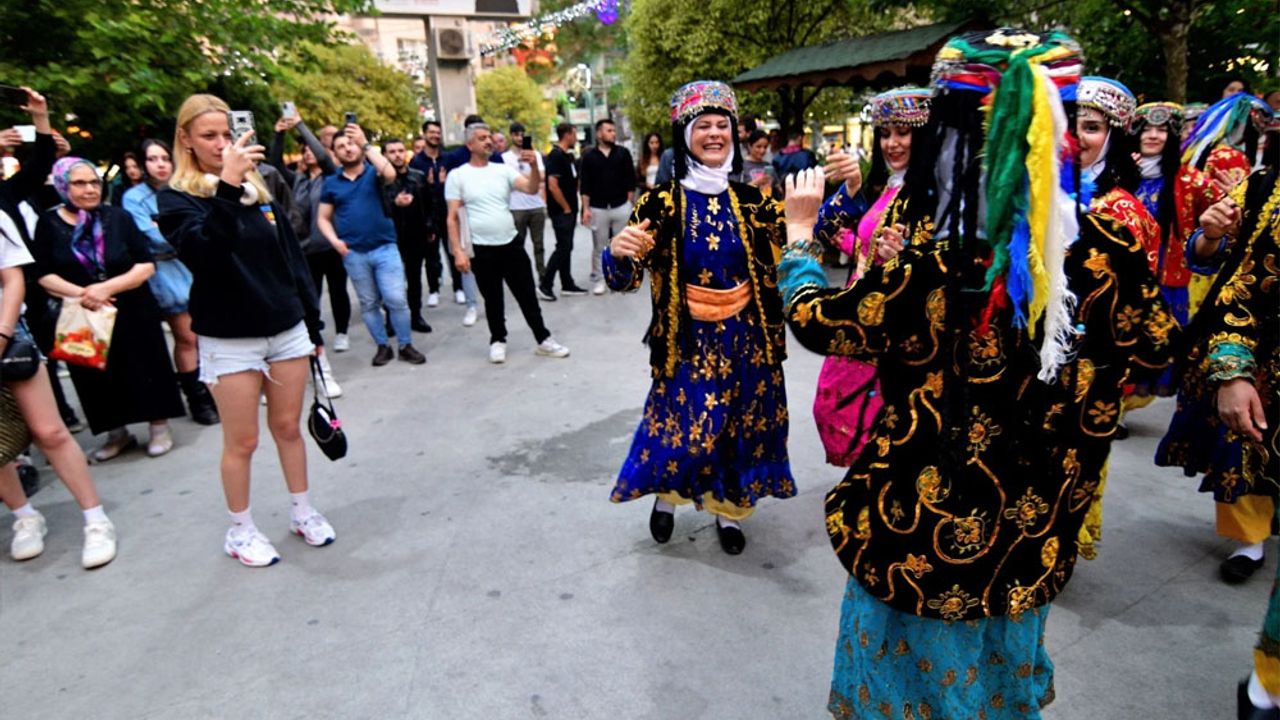 Bornova’da 4. Halk Dansları Festivali Coşkusu: Halay Temasıyla Renkli Gösteriler