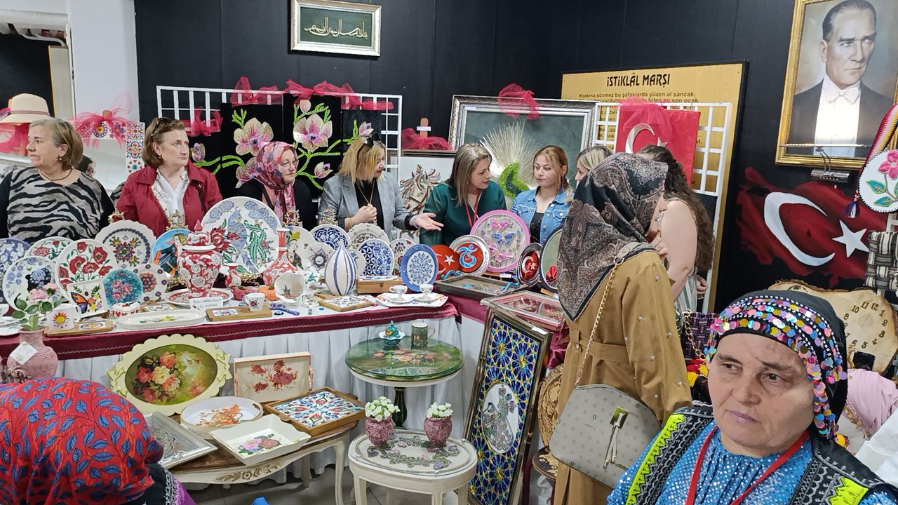 Beşikdüzü Halk Eğitimi Merkezi Yıl Sonu Sergisi Büyük İlgi Gördü