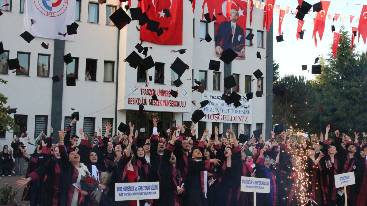Beşikdüzü MYO 282 Mezunu Kep Attı
