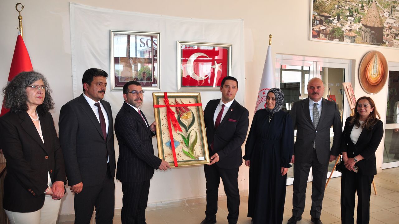 Kars Öğrenci Yurdunda El Sanatları Sergisi Açıldı