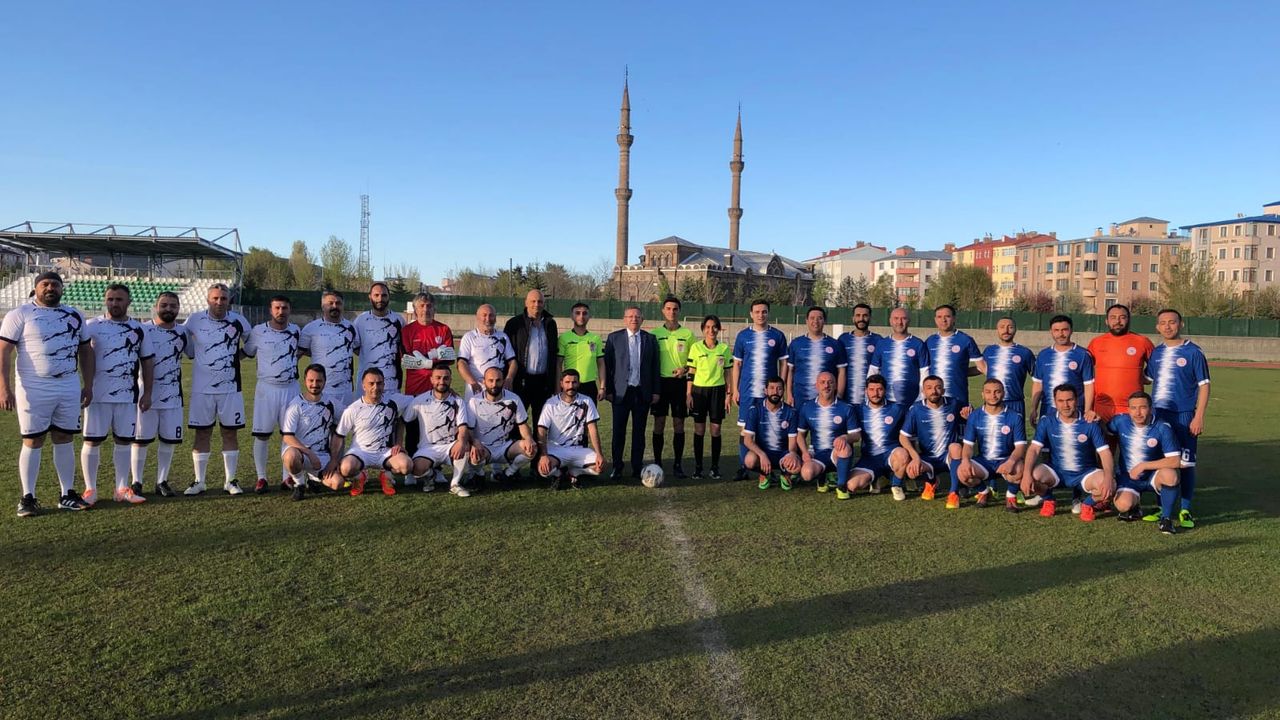 Kars’ta Gençlik Haftası Maçı: Vali Vuruş Yaptı, Dostluk Kazandı