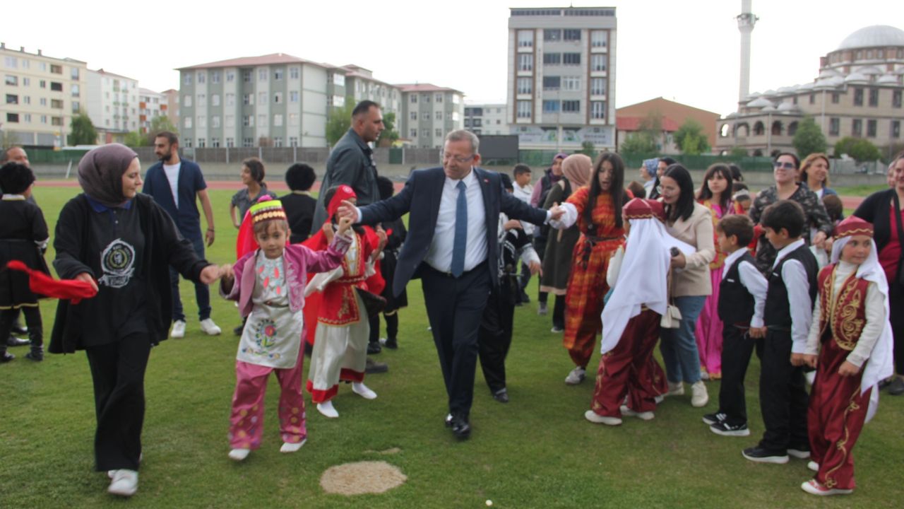 Kars’ta 924 Öğrencili Halk Oyunları Şenliği Sona Erdi