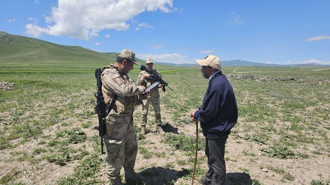 Kars’ta Düzensiz Göç ve Suç Operasyonu: 12 Gözaltı, Kenevir Ele Geçti