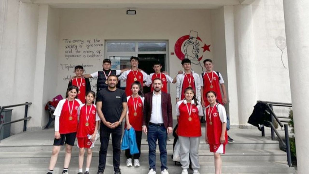 Kağızman İlkokul Voleybol Şampiyonu Kötek Taner