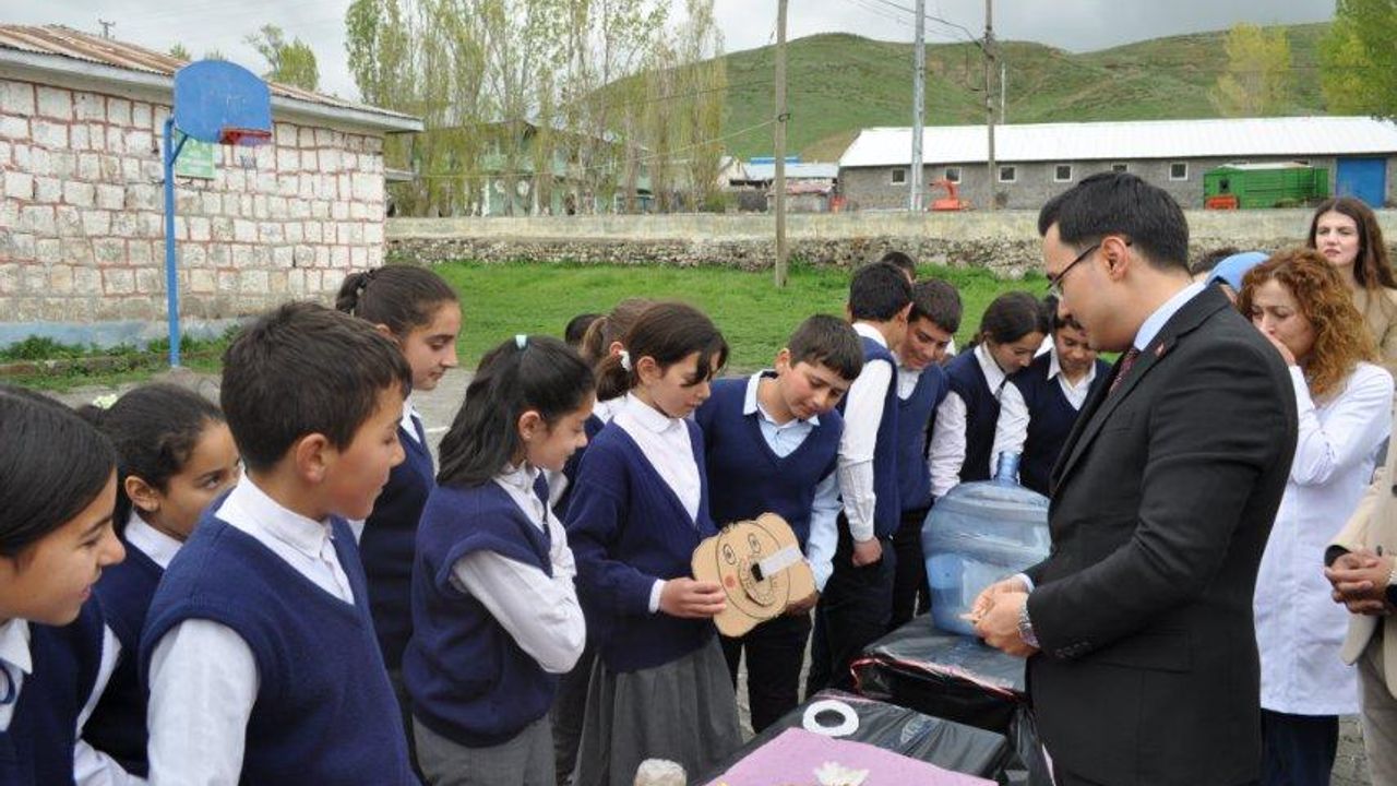 Kaymakam Boyuntaş Bilim Şenliği’nde Öğrencilere Destek