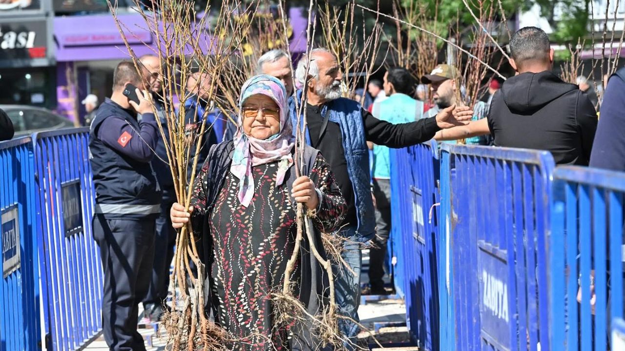 Isparta Belediyesi 195 Bin Meyve Fidanı Dağıttı