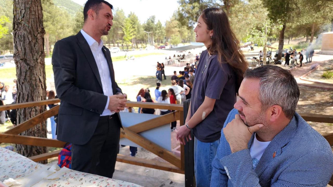 AK Parti Burdur Oğuz Gençlik Haftası Öğretmen Öğrenci Buluşması