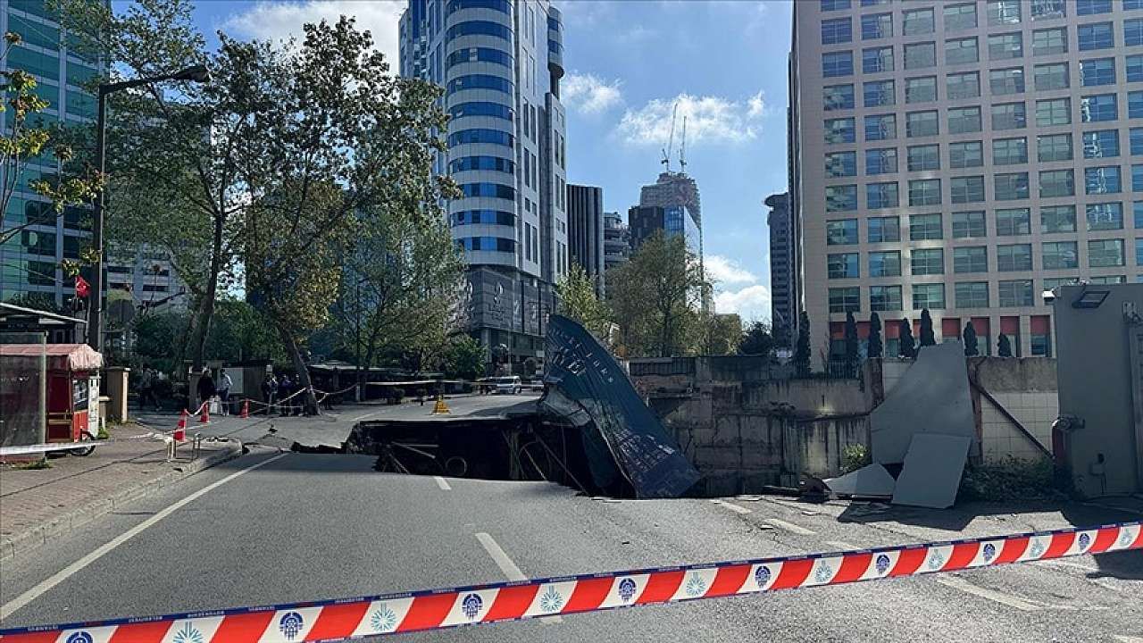 Maslak’ta İstinat Duvarı Çöktü, Yol Kapandı