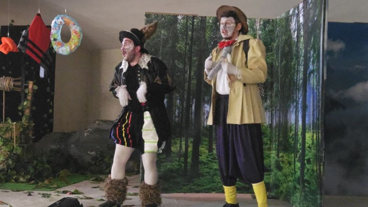 Ordu Büyükşehir Belediyesi Salonsuz İmranlı’da Sahne Kurdu