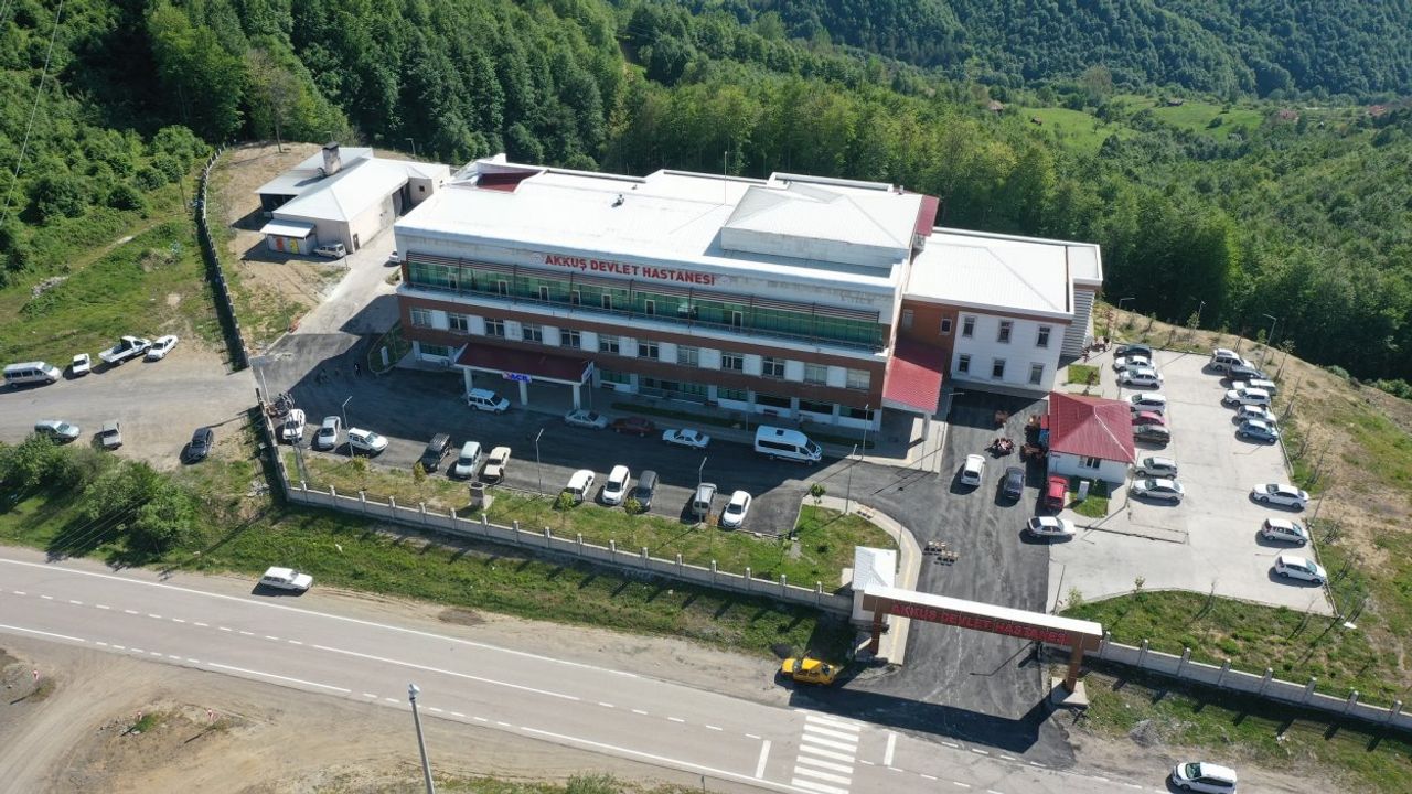 Akkuş Devlet Hastanesi Çevresine Sıcak Asfalt Döşendi