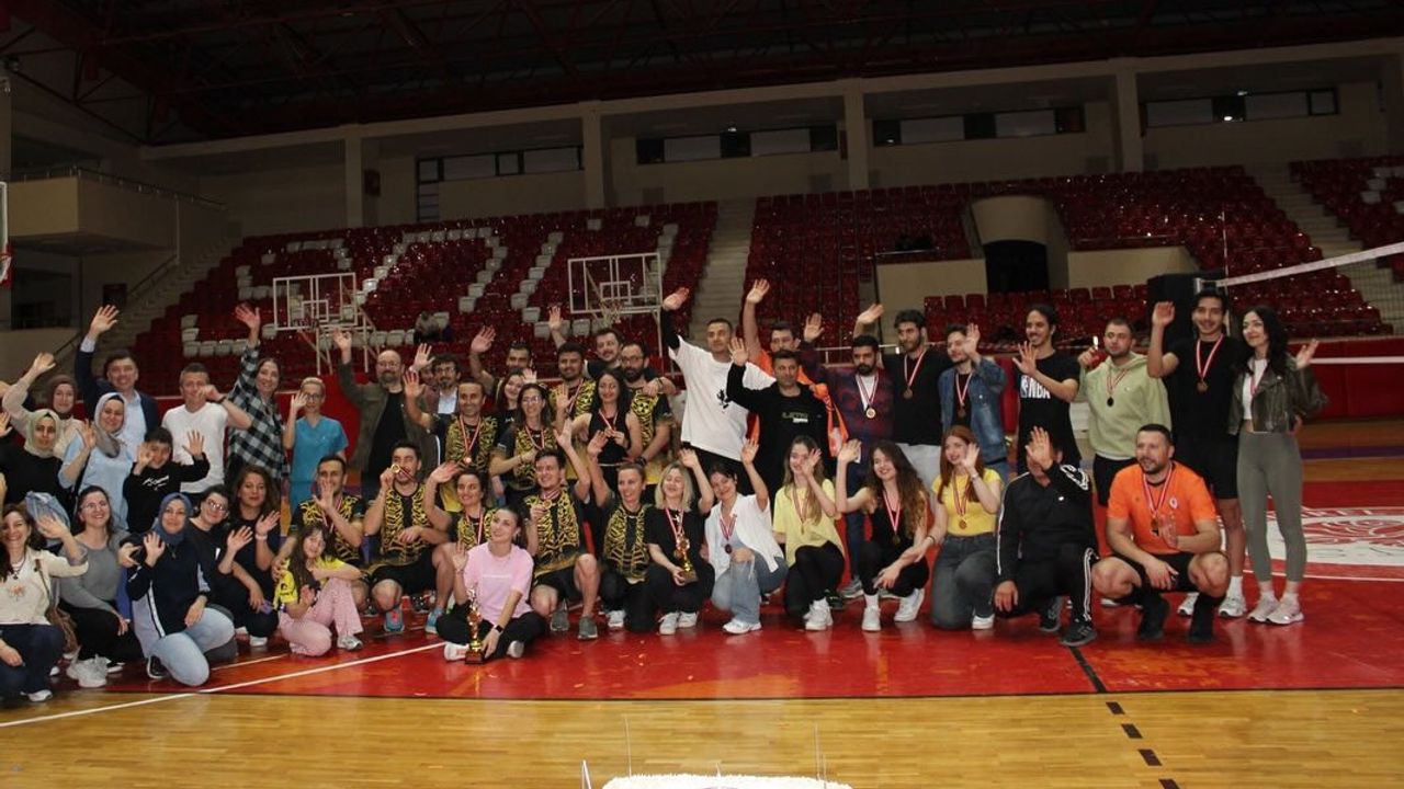 “Nükleer Bomba” SDÜ Voleybol Turnuvasında Şampiyon Oldu