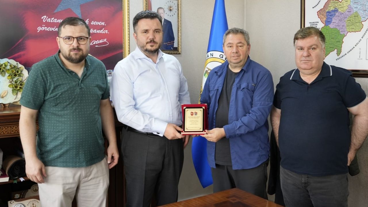 Artvin’de Trabzonspor Taraftarlar Derneği Orman Bölge Müdürü’nü Ziyaret Etti