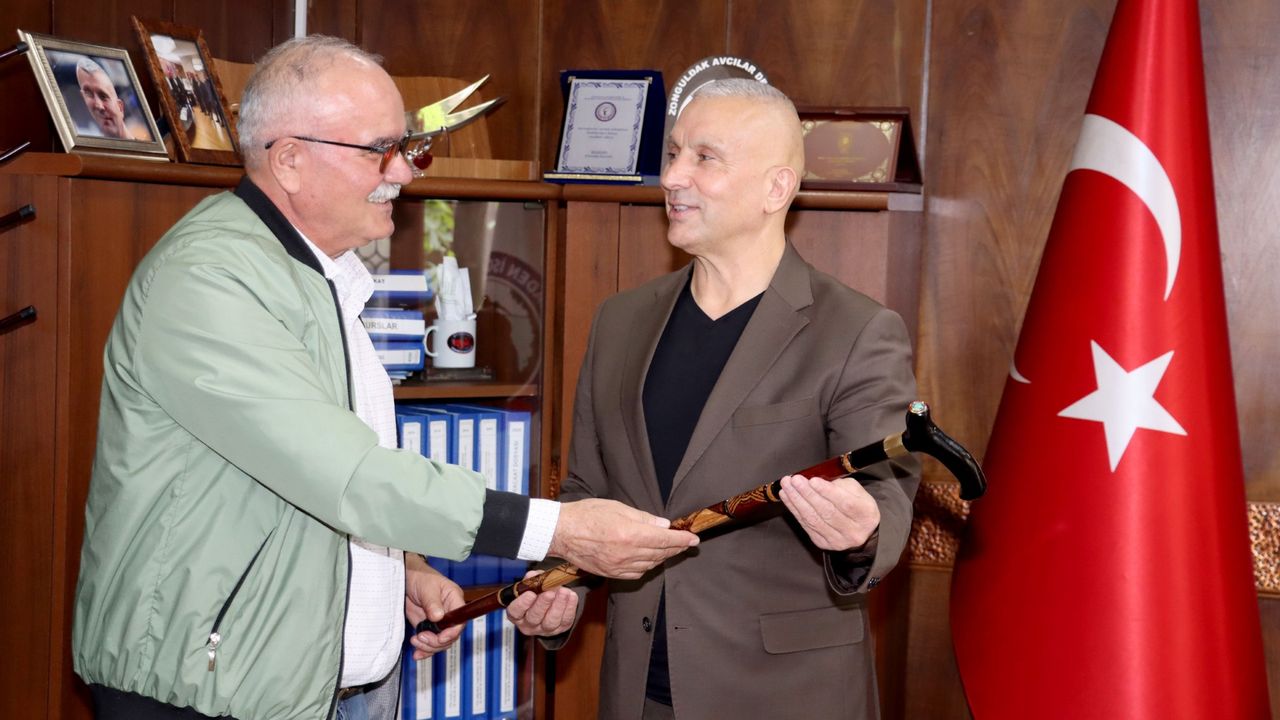 Emekli Madenciden GMİS’e Anlamlı Baston Hediyesi