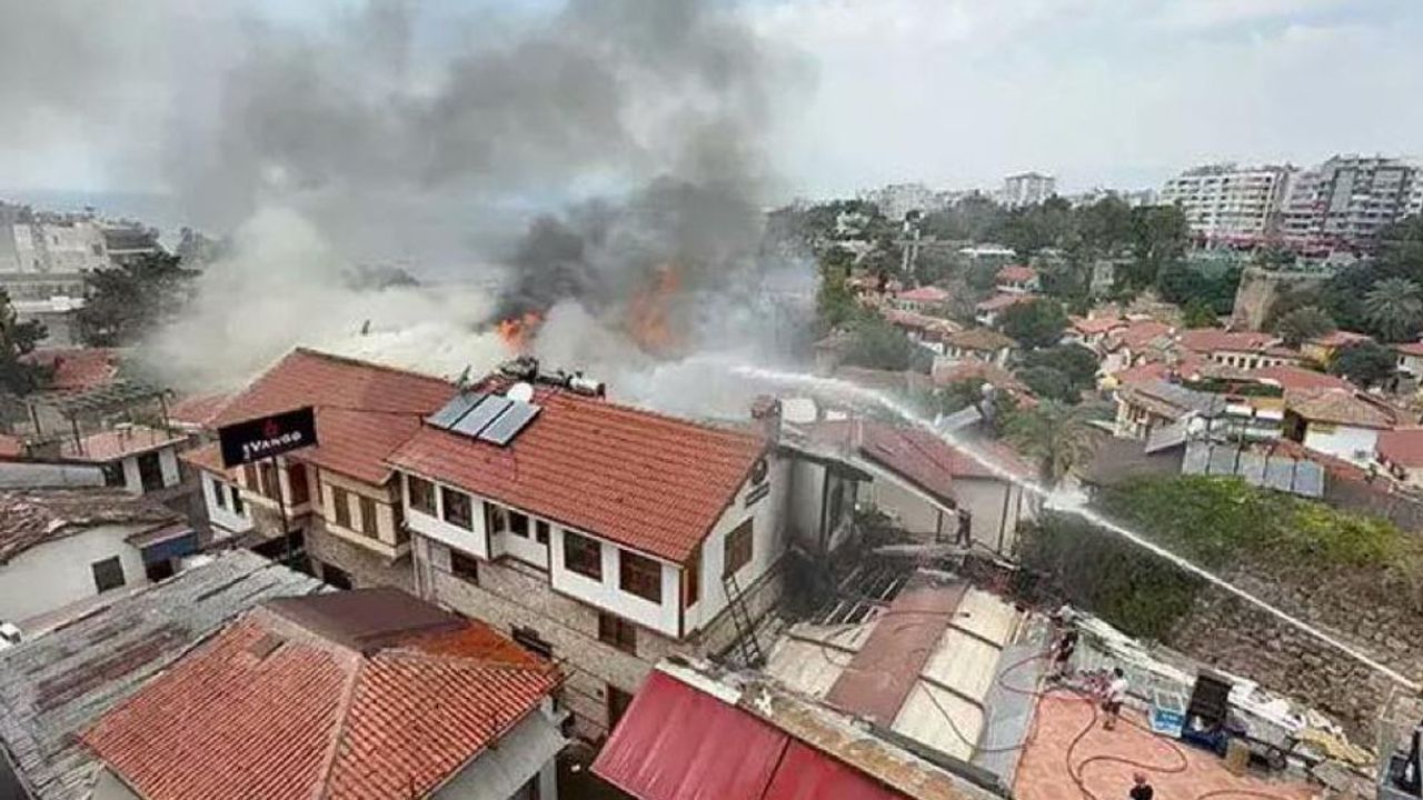 Antalya Kaleiçi’nde Otel Yangını Tarihi Doku Endişesi Yarattı