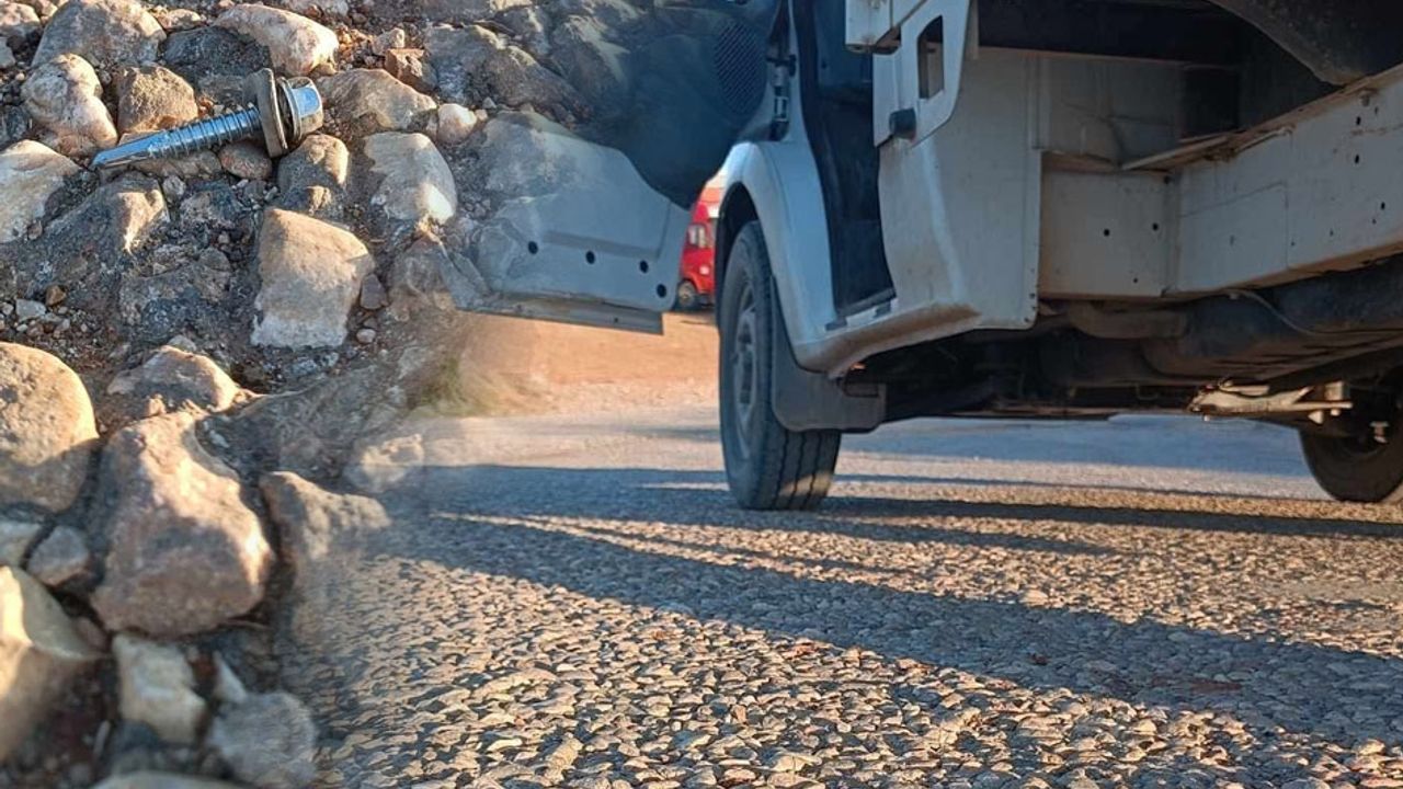 Serik’te Yollara Dökülen Vidalar Can ve Mal Güvenliğini Tehdit Ediyor