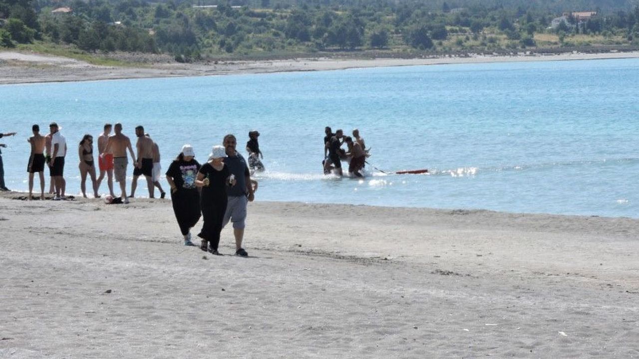 Salda Gölü’nde 17 Yaşındaki Genç Kız Boğulma Tehlikesi Geçirdi