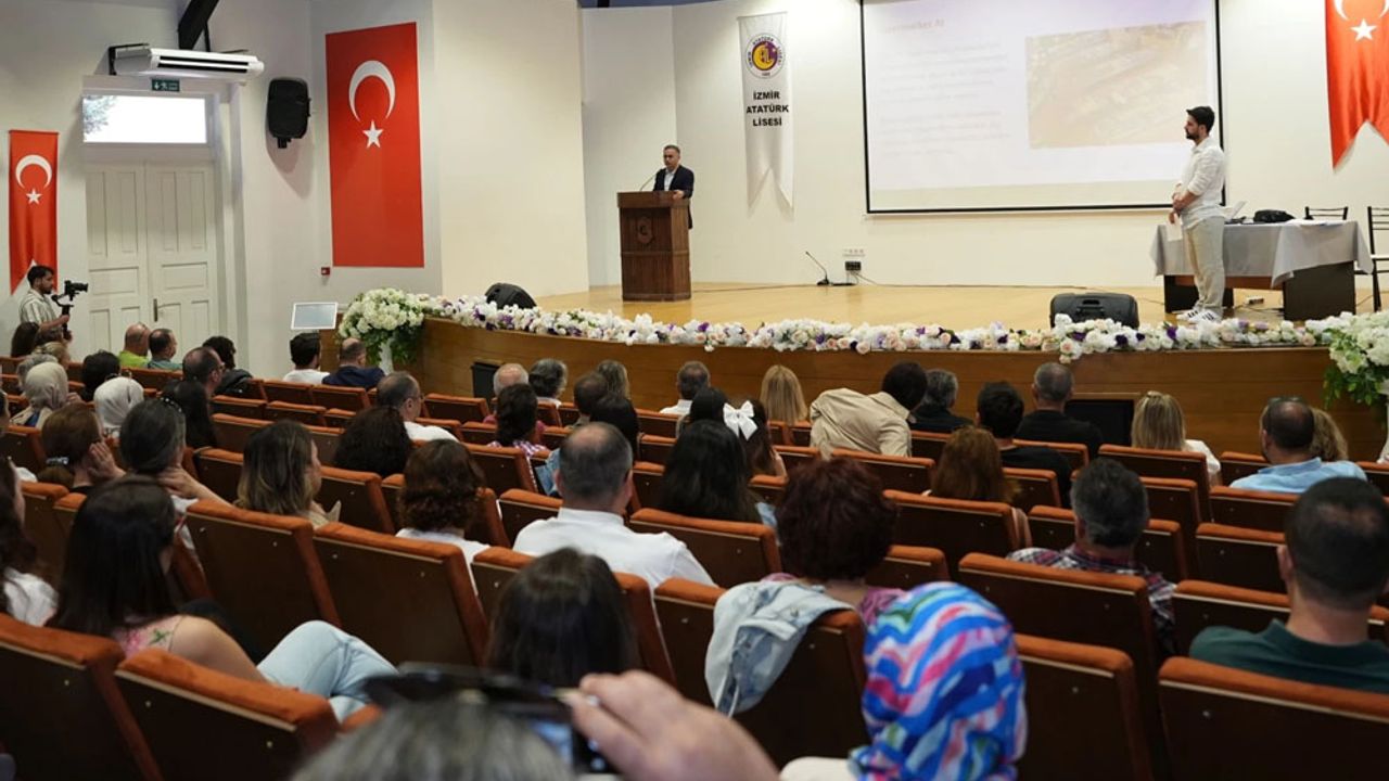 İzmir’de Öğretmenlere Yapay Zekâ Temelli Eğitim Verildi