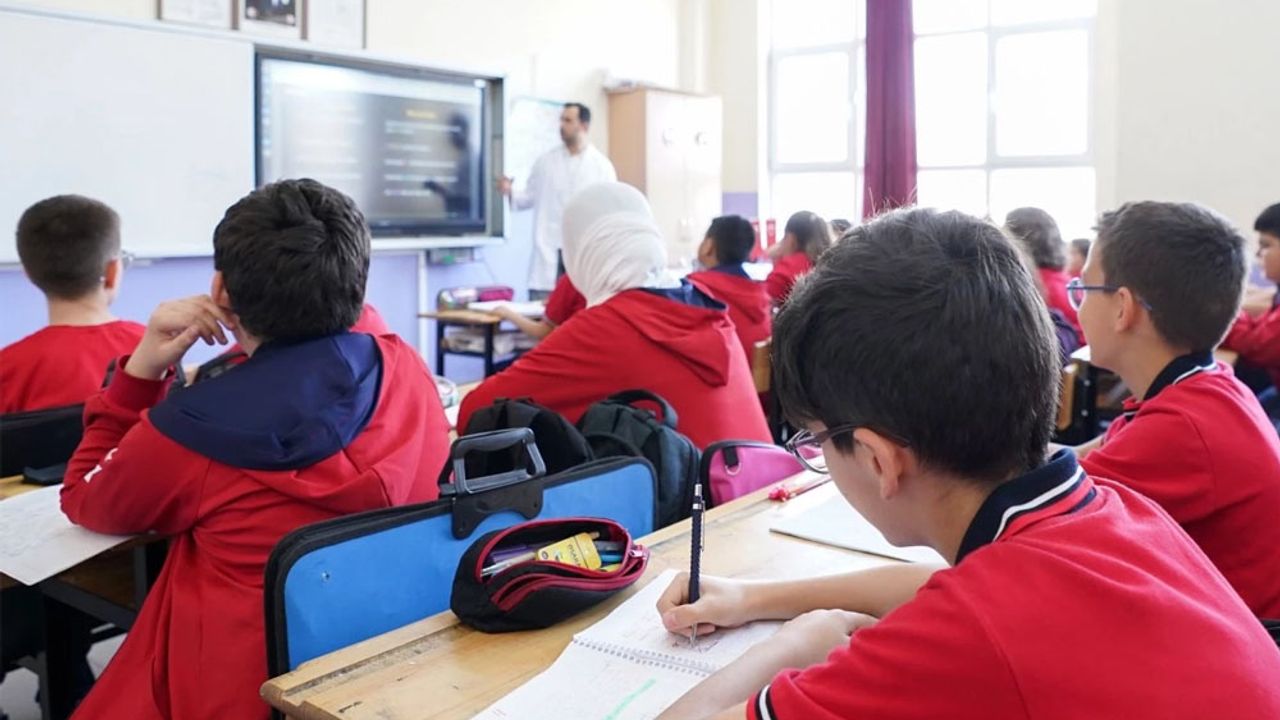 Milli Eğitim Bakanlığı 2025’te Yabancı Dil Ders Saatlerini Artırıyor