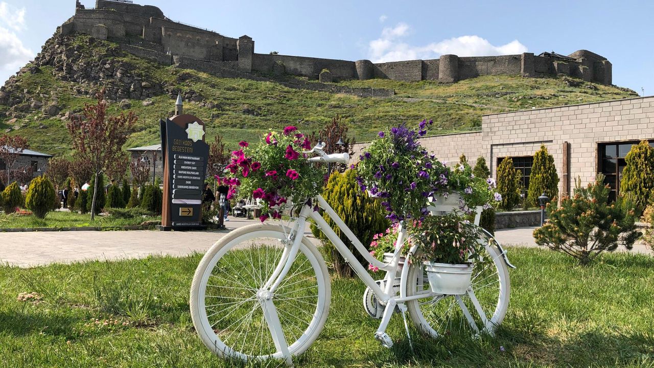 Kars Bedesten Bölgesi Tarihi Dokuyu Koruyarak Yenileniyor