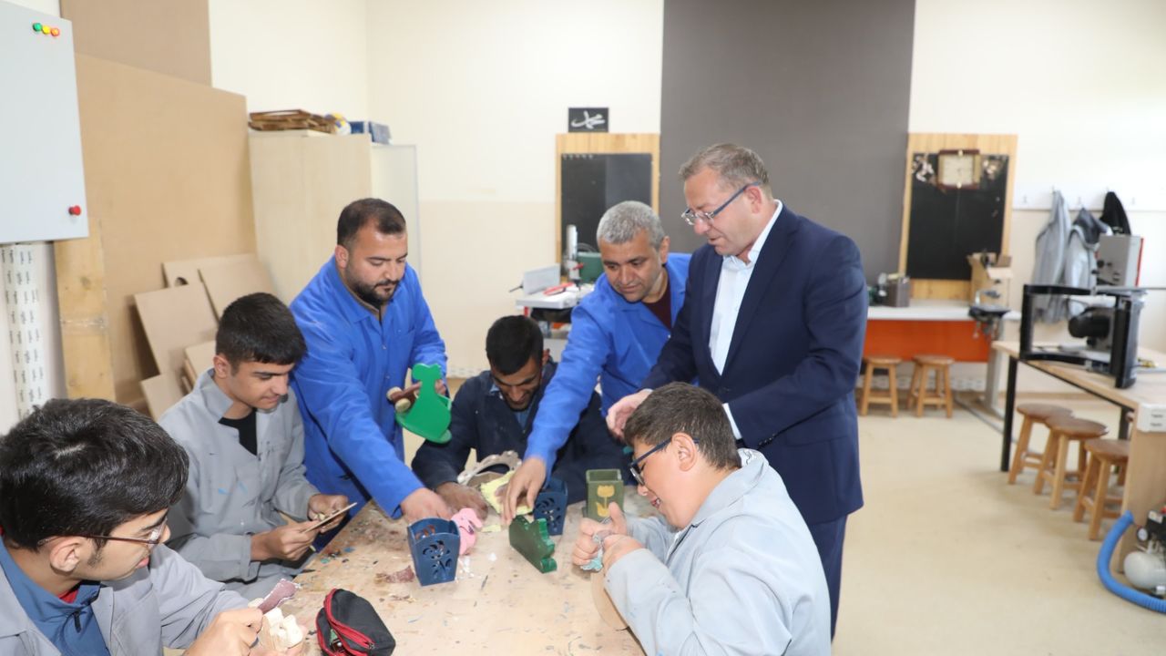 Kars Valisi Polat, Özel Eğitim Okulunda Öğrencilerle Buluştu