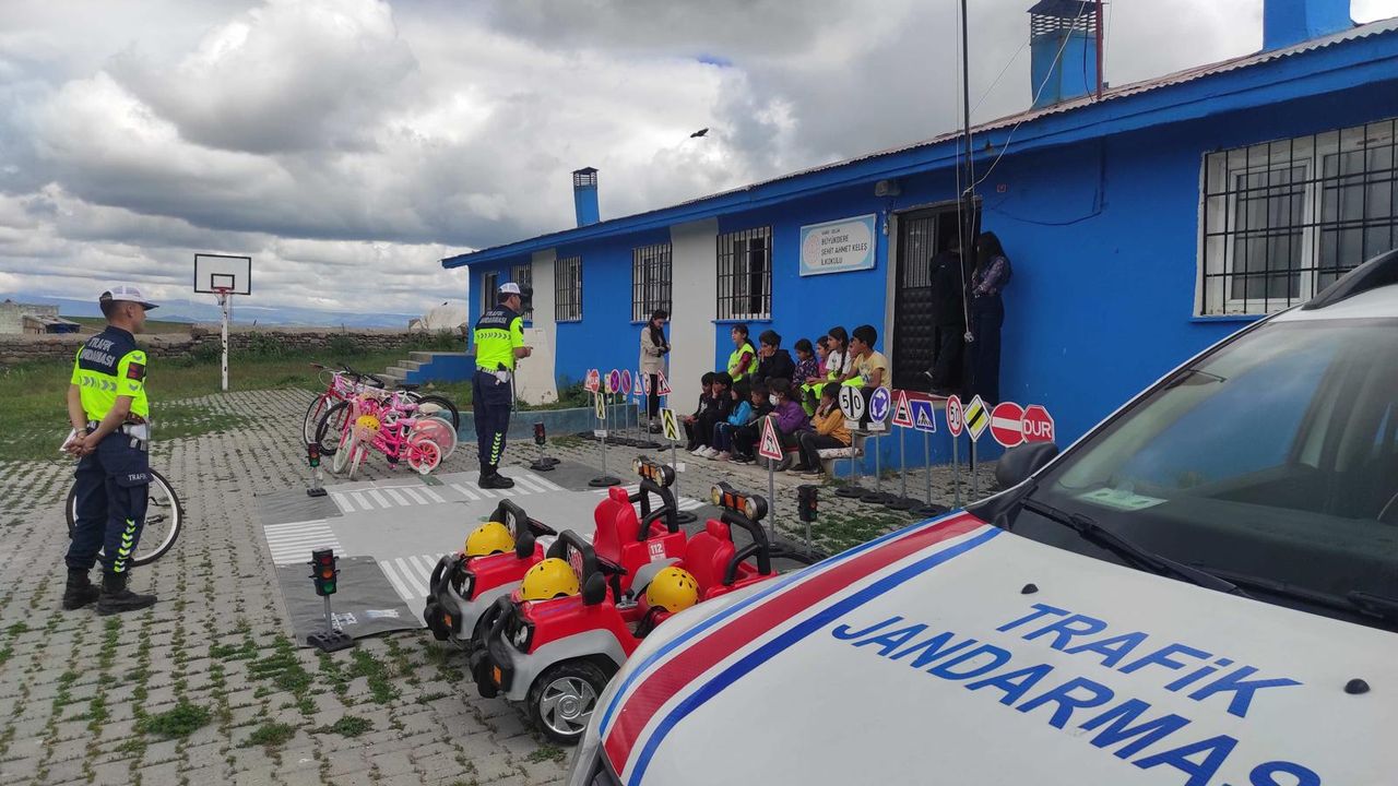 Kars’ta Köy Okullarında Trafik Eğitimi Verildi