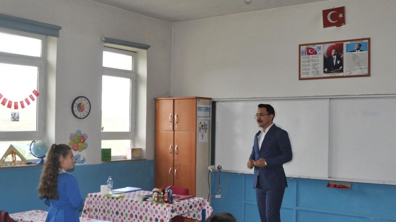 Kaymakam Demirtaş Kars’ta Köy Okulunu Ziyaret Etti: Eğitimde Fırsat Eşitliği Vurgusu