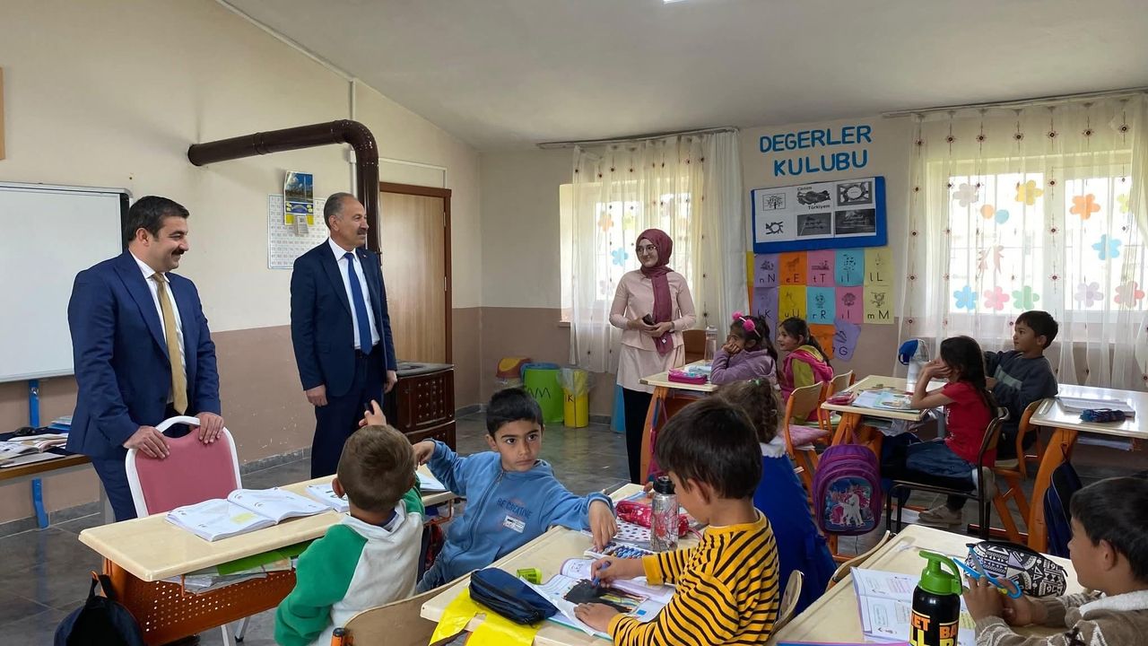 Kaymakam ve Belediye Başkanı Okullarda Eğitim Desteğini Vurguladı