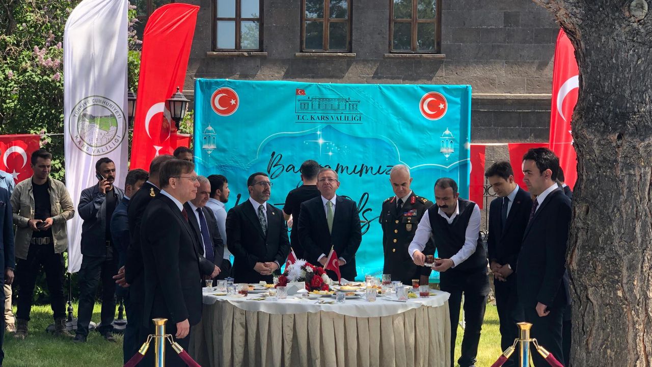 Kars’ta Bayram Coşkusu ve Şehitlik Ziyareti