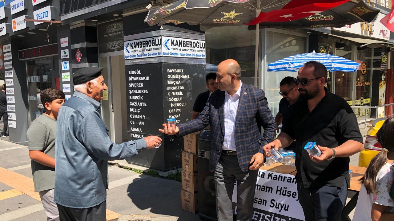 Kars’ta Muharrem Ayında Kerbela Şehitleri İçin Su Dağıtıldı