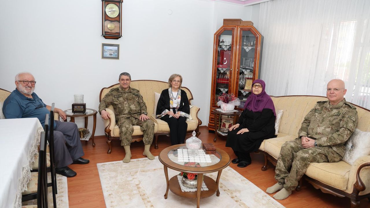 Kara Kuvvetleri Komutanı Bayraktaroğlu Şehit Ailelerini Ziyaret Etti