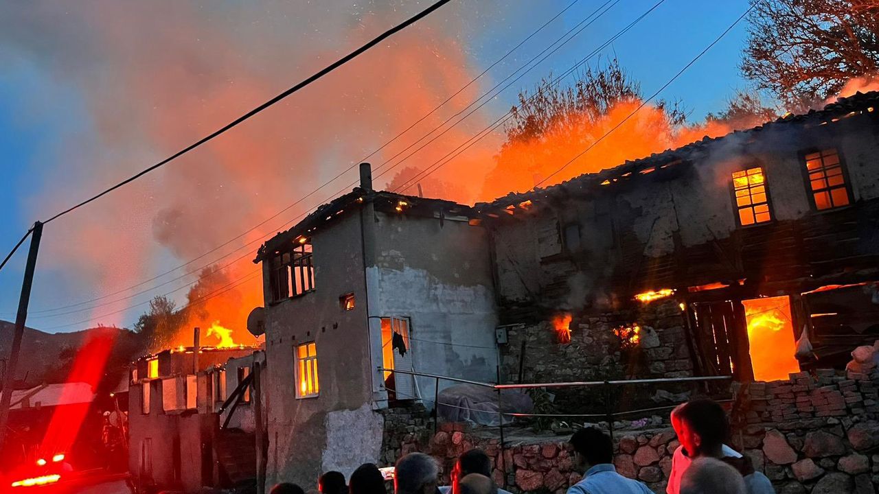 Amasya’nın Soku Köyü’nde Yangın: 4 Ev Küle Döndü, Can Kaybı Yok