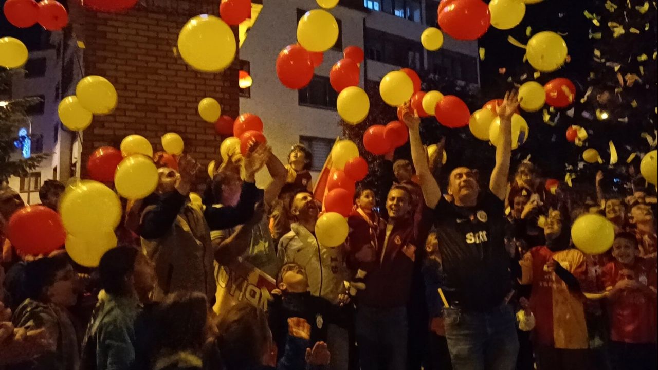 Galatasaray Taraftarları Kanserle Mücadele Eden Çocuklar İçin Umut Balonları Uçurdu