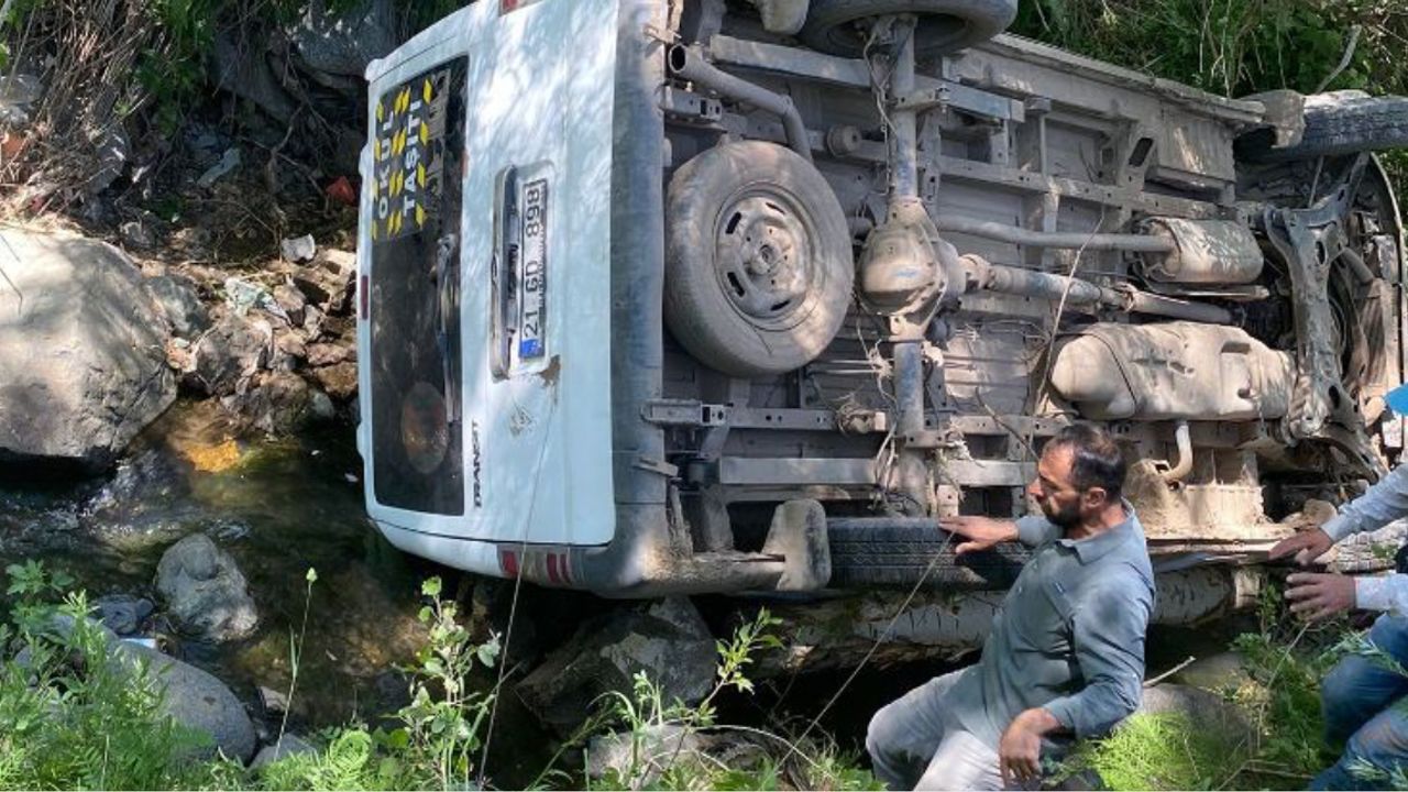 Hakkari Şemdinli’de Minibüs Uçuruma Yuvarlandı: 10 Yaralı