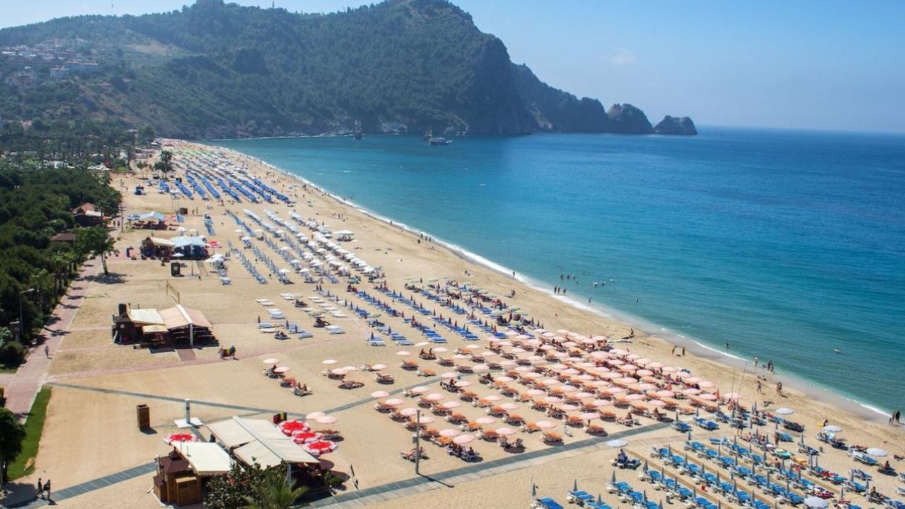 Alanya Plajlarında Şezlong ve Şemsiye Fiyatlarına Yüzde 100 Zam