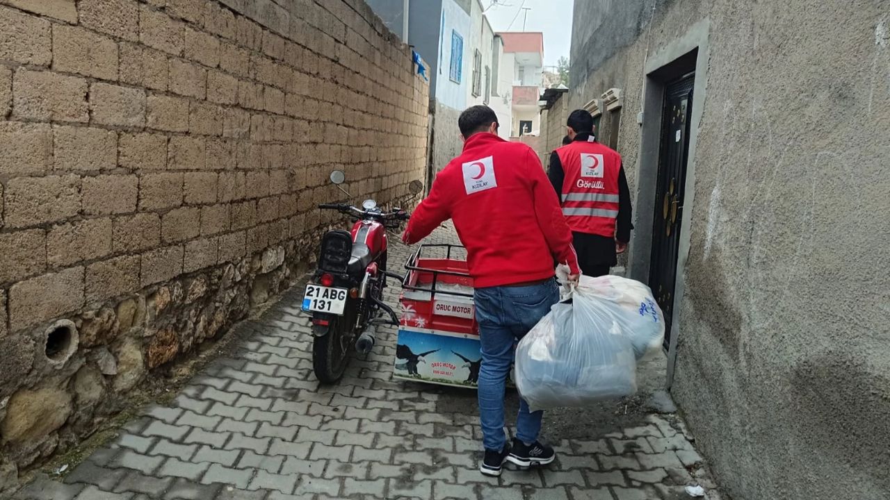 Kızılay Mardin’de 2 Bin 400 Kişiye Bayramlık Kıyafet Yardımı Yaptı
