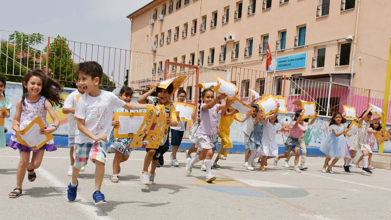 20 Milyon Öğrenci Karnelerini Alarak Yaz Tatiline Giriyor