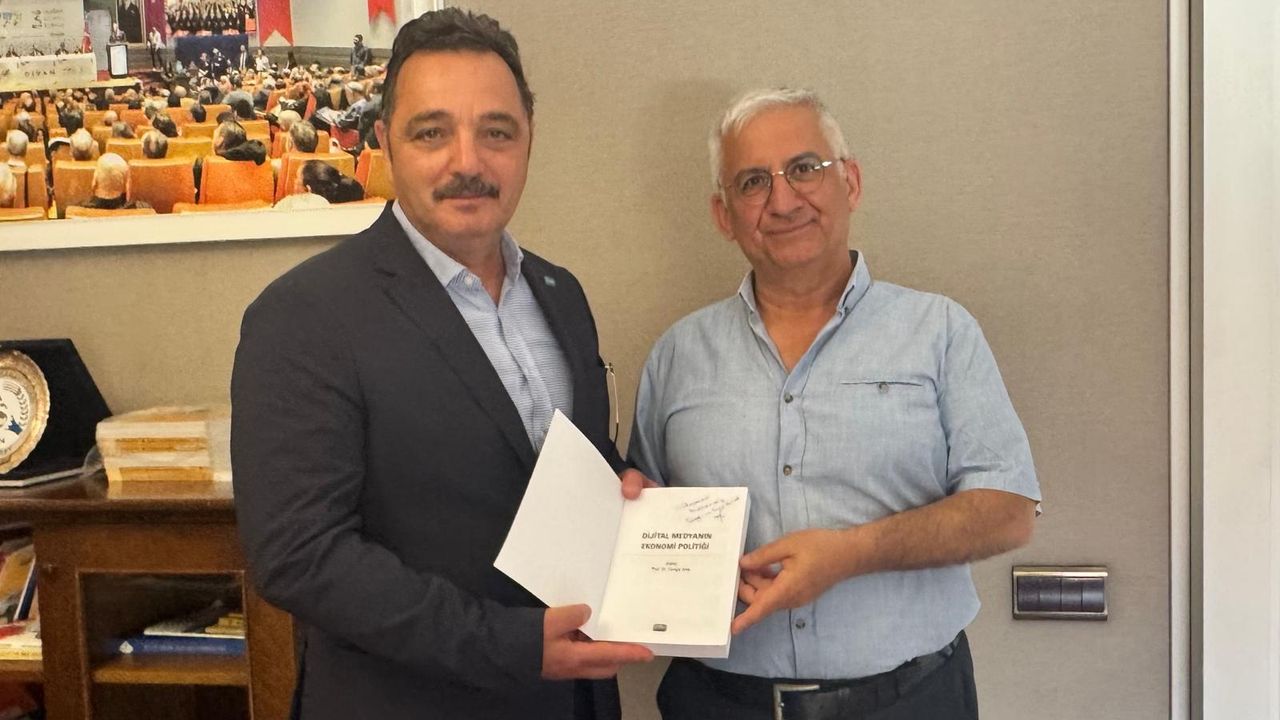 Prof. Dr. Cengiz Anık, TİMBİR Başkanı’na Dijital Medya Kitabını Takdim Etti