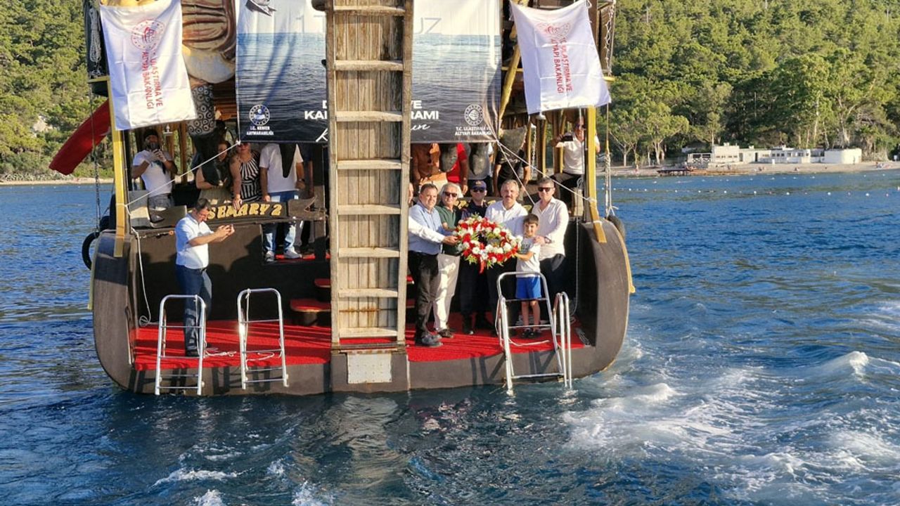 Kemer’de Deniz Gösterileri ve Çelenk Bırakma Töreni