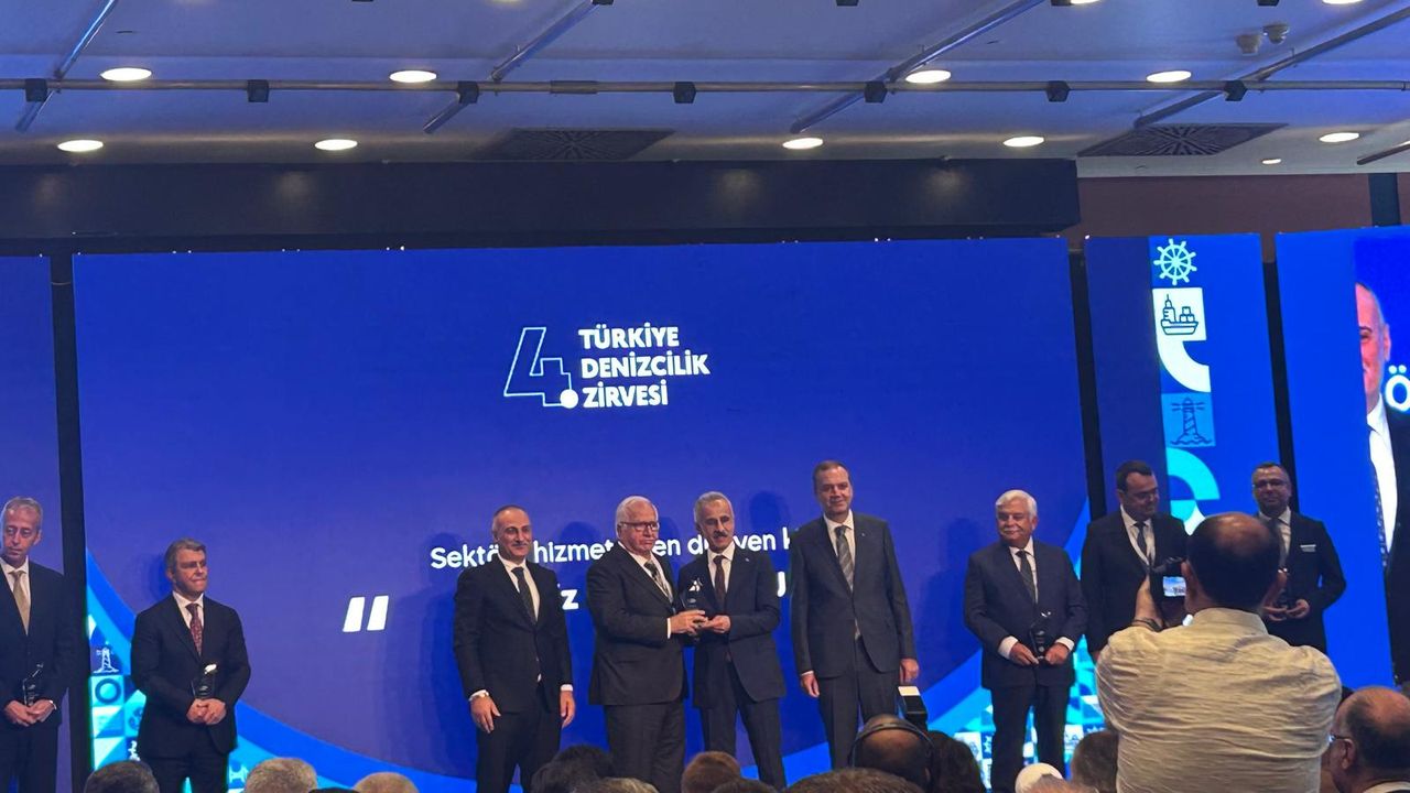4. Türkiye Denizcilik Zirvesi’nde Cengiz Kaptanoğlu’na Duayen Ödülü