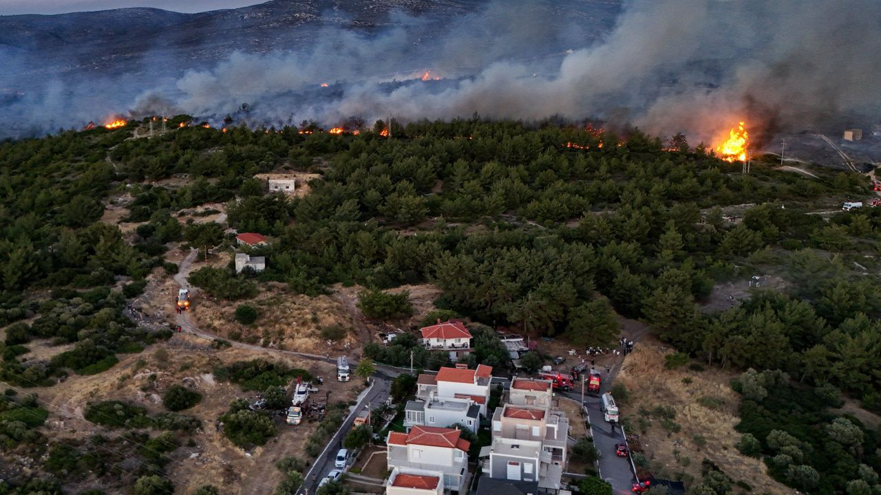 İzmir’de Çeşme’deki Yangın Kontrol Altında, Ödemiş ve Buca’da Mücadele Sürüyor