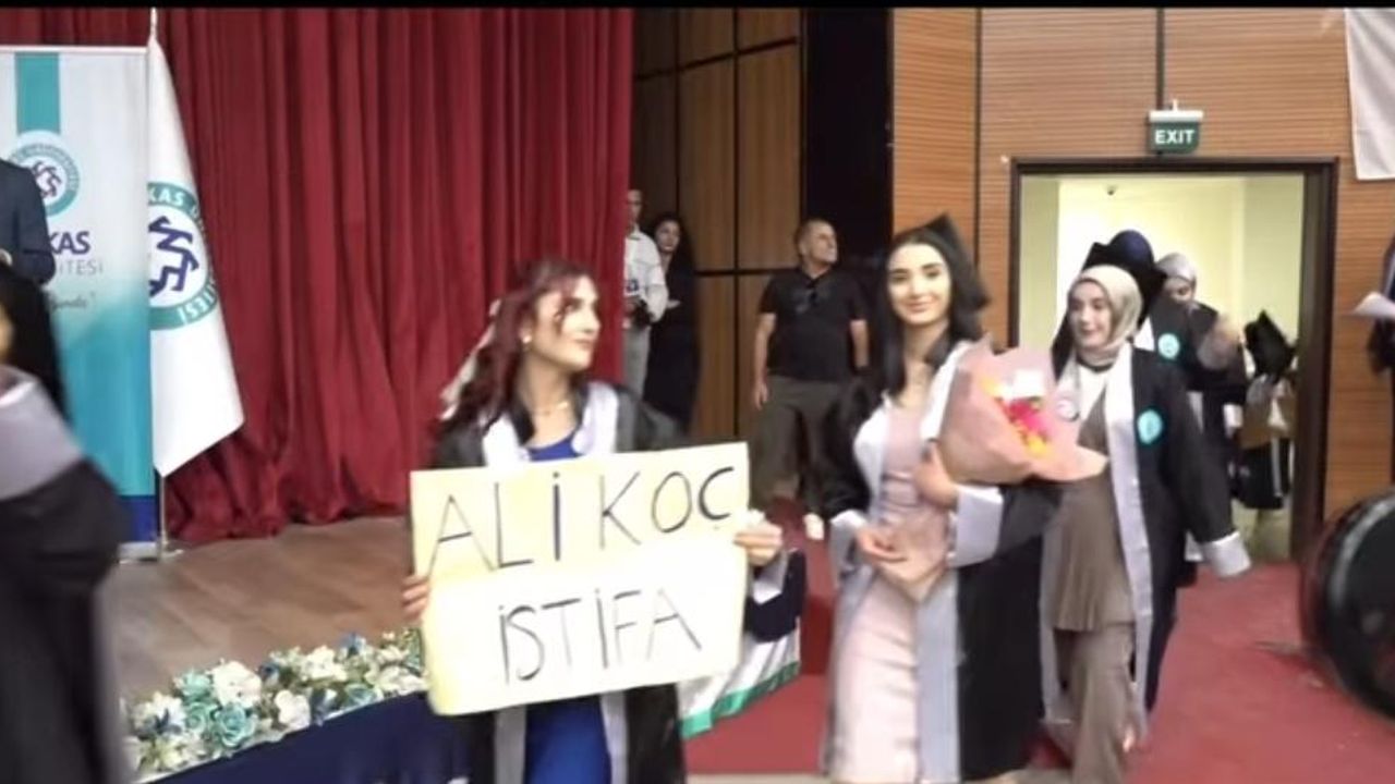 Kars’ta Mezuniyet Töreninde Öğrencilerden Ali Koç’a İstifa Pankartı