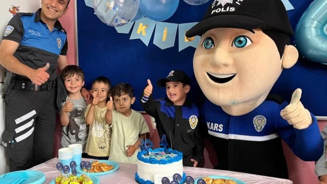 Kars’ta Minik Çınar’a Polislerden Doğum Günü Sürprizi