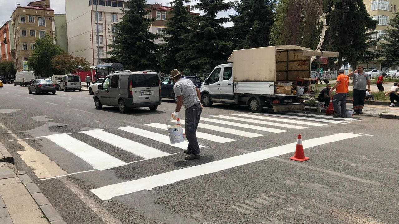 Kars’ta Trafik Güvenliği İçin Yeni Yaya Geçitleri ve Levhalar
