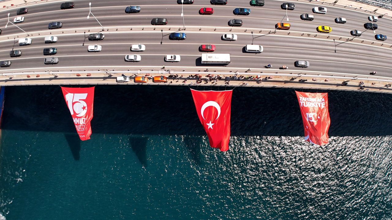 İstanbul’un 3 Köprüsü Dev Türk Bayraklarıyla Donatıldı