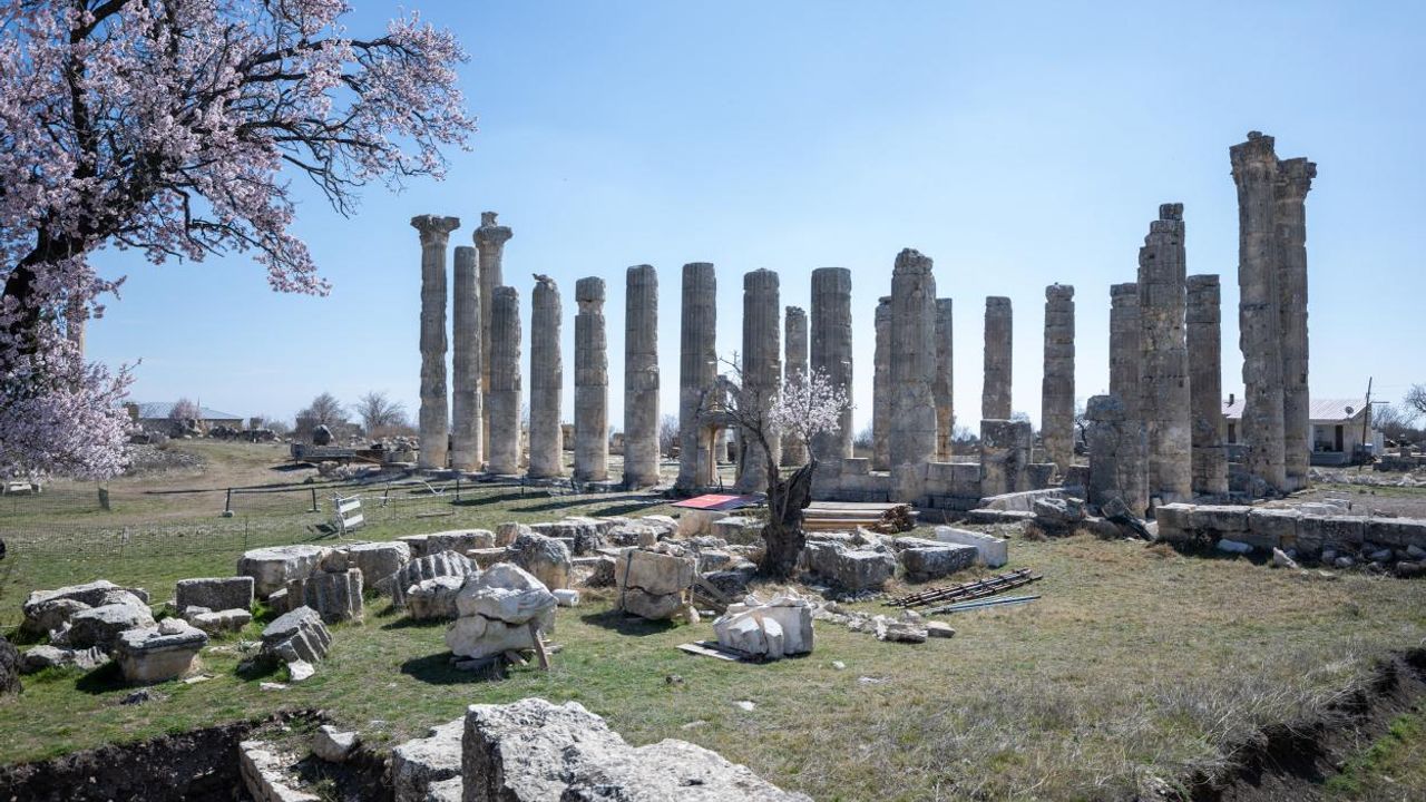 Uzuncaburç Antik Kenti’nde 1600 Yıllık Terazi Takımı Bulundu