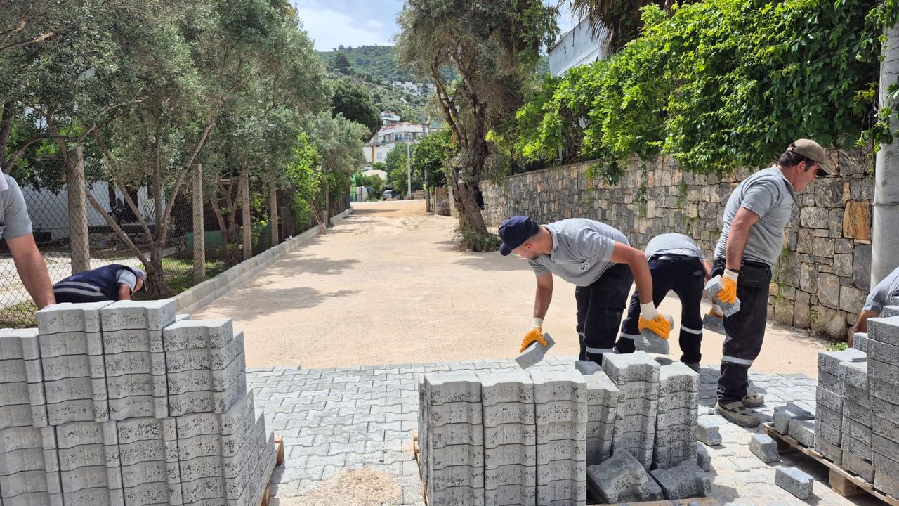 Milas Belediyesi 4 Mahallede Yol ve Sosyal Alan Yenileme Çalışması Yaptı