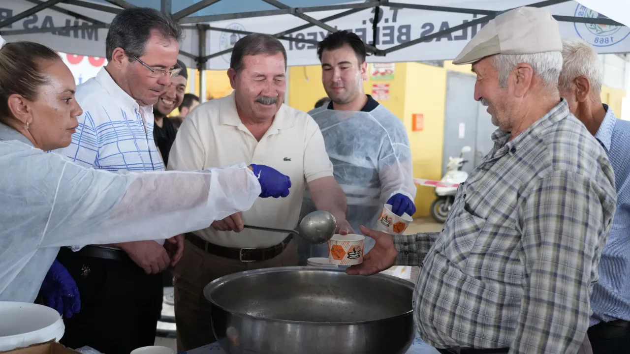 Milas Belediyesi Muharrem Ayı’nda Vatandaşlara Aşure Dağıttı