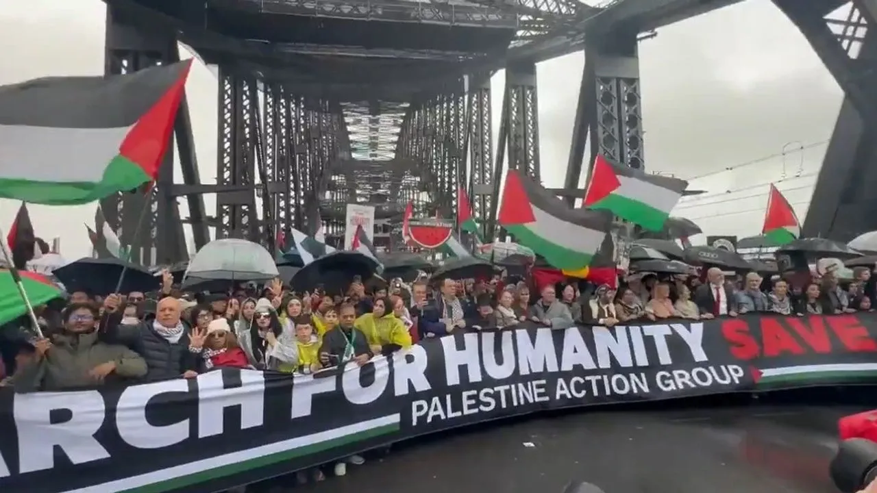 Avustralya’da Gazze Saldırılarını Protesto Eden Binlerce Kişi Sokaklarda