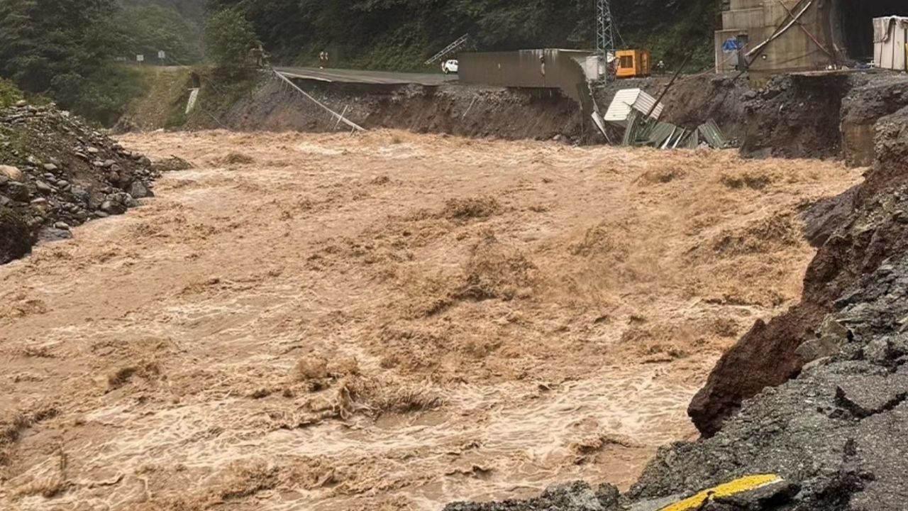Ayder Yaylası Yolu Heyelan Nedeniyle Kapandı